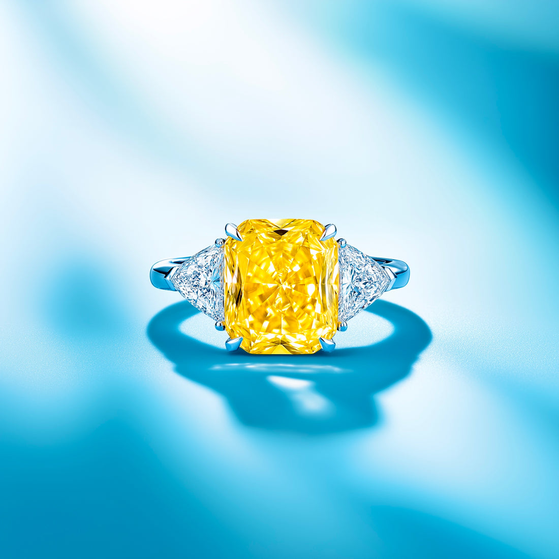 Bague trilogie en platine et diamants jaunes fantaisie