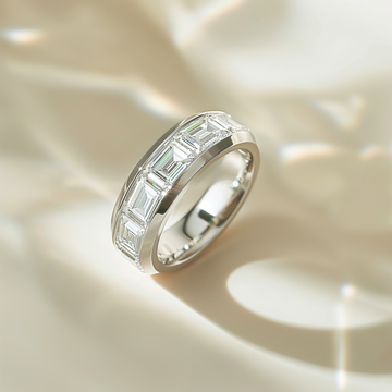 Bague en platine sertie d'un diamant taille émeraude – Fabriquée sur commande