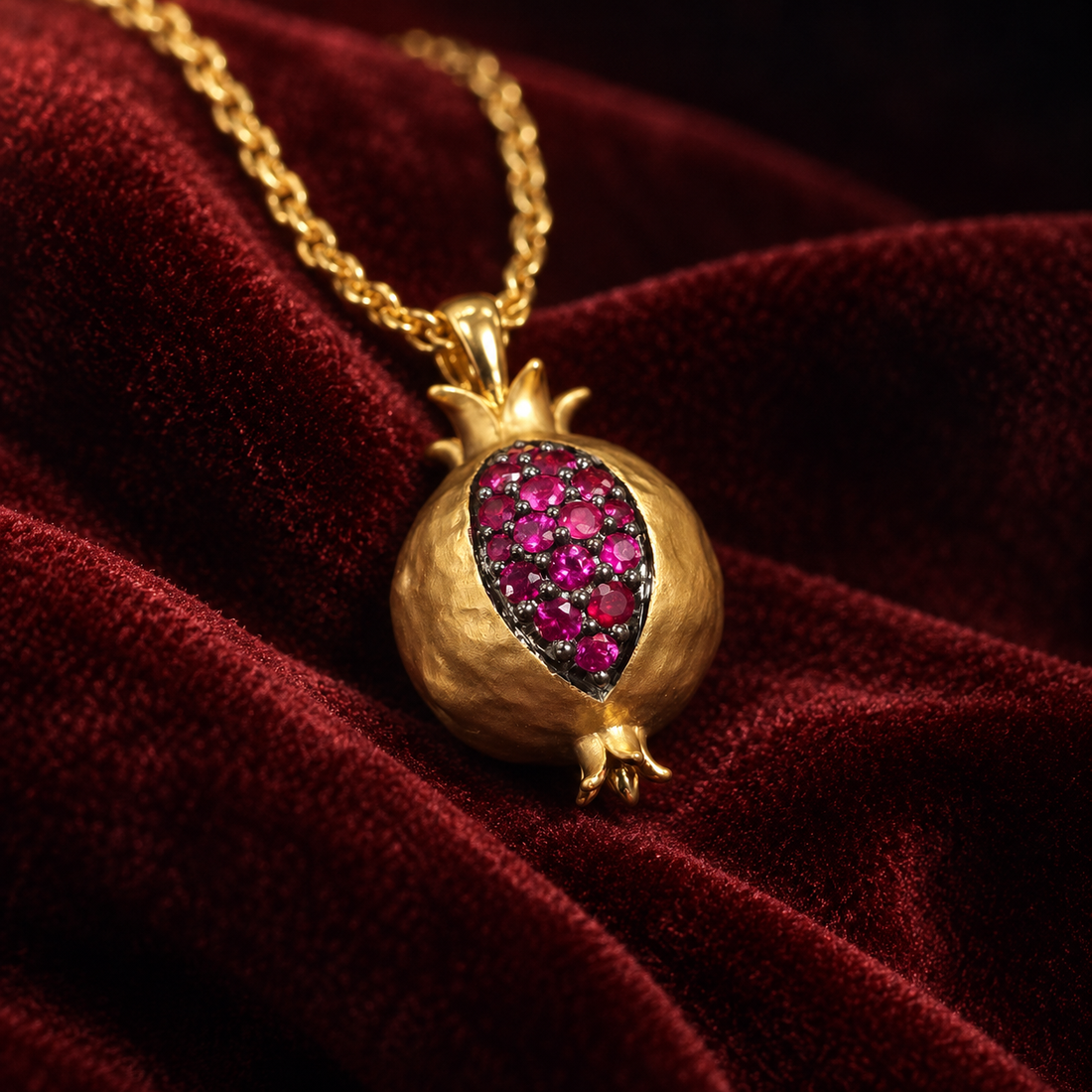Pendentif grenade avec rubis naturels extraits de la terre
