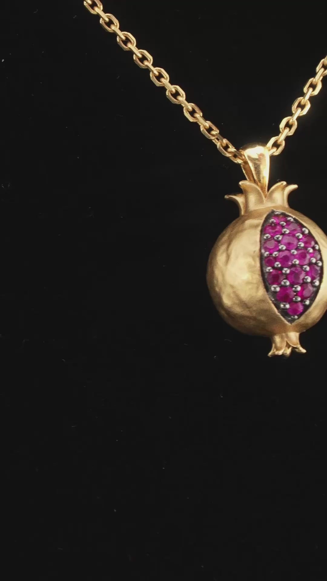 Pendentif grenade avec rubis naturels extraits de la terre